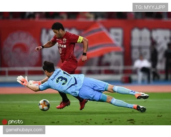 颜骏凌门线技术再现神奇扑救，助力球队近期状态回暖，表现值得关注