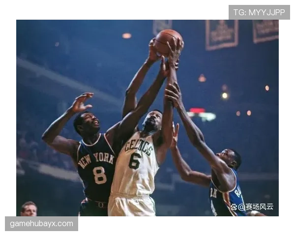 张伯伦内线统治力拉开时代差距，单场百分背后是无解错位与篮板垄断